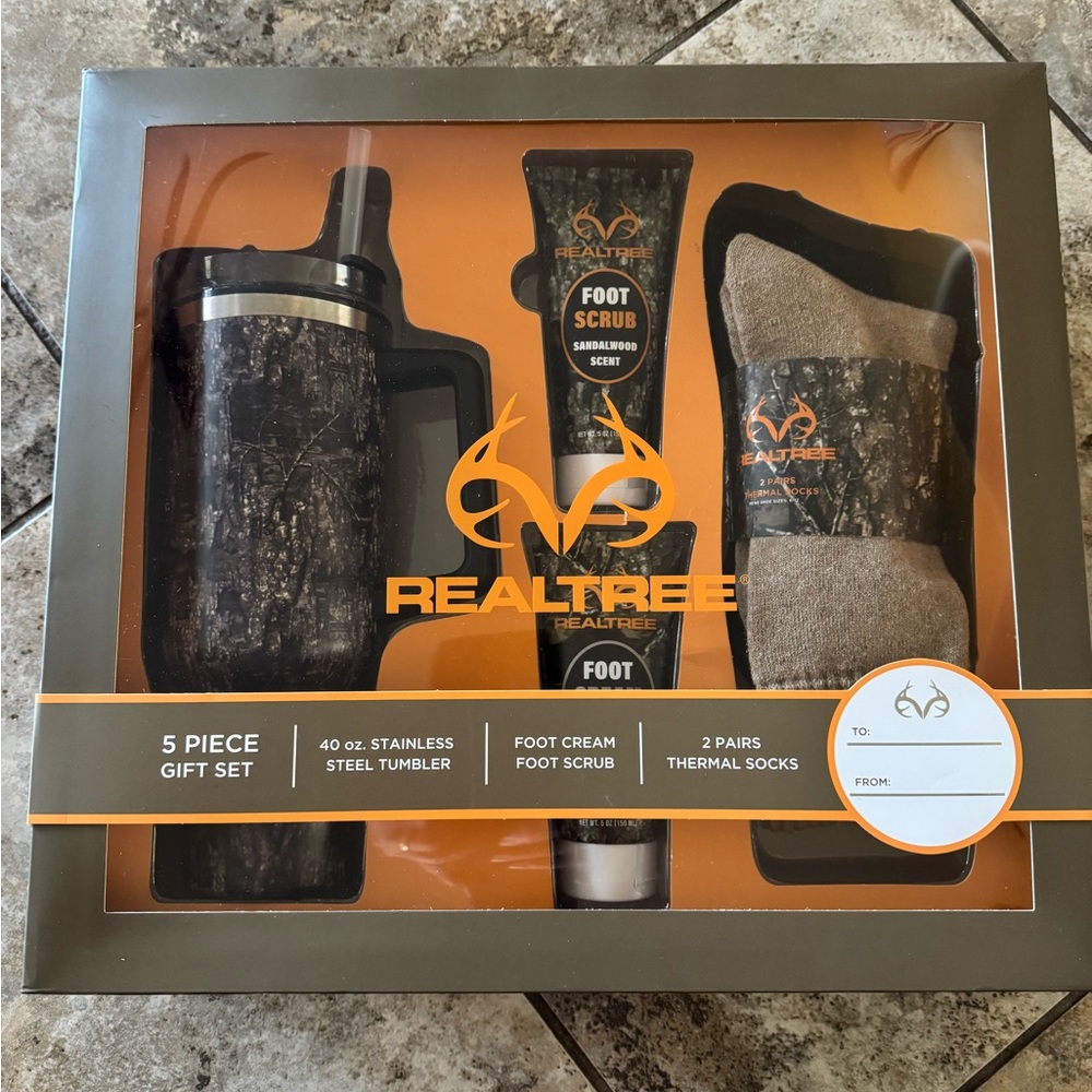 NIB Realtree 5-Piece Gift Set Camouflage TUMBLER, SOCKS, Cream & Scrub